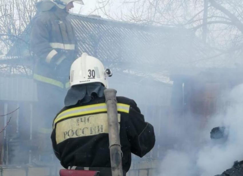 Следователи заинтересовались пожаром под Волжским, где погибли 2 человека