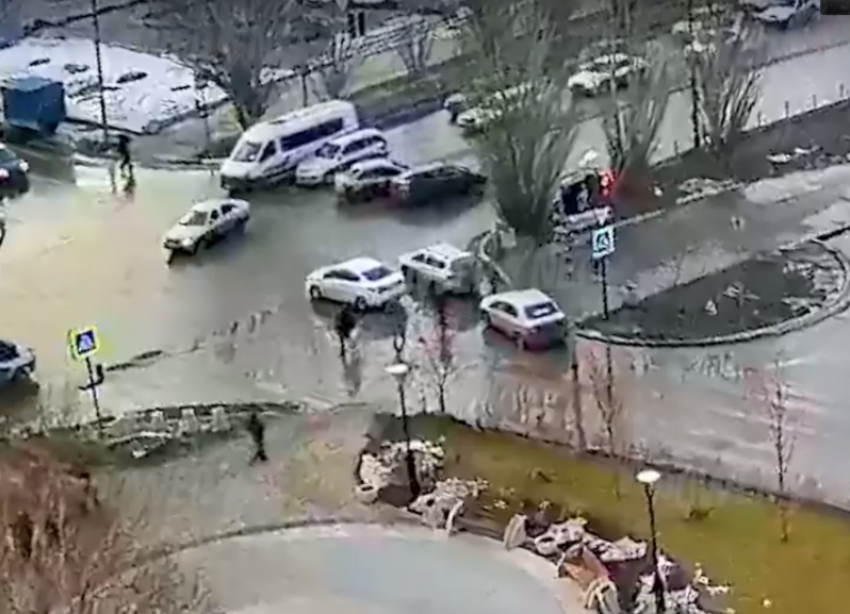 Авария на перекрестке рядом с «Волгамоллом» попала на видео