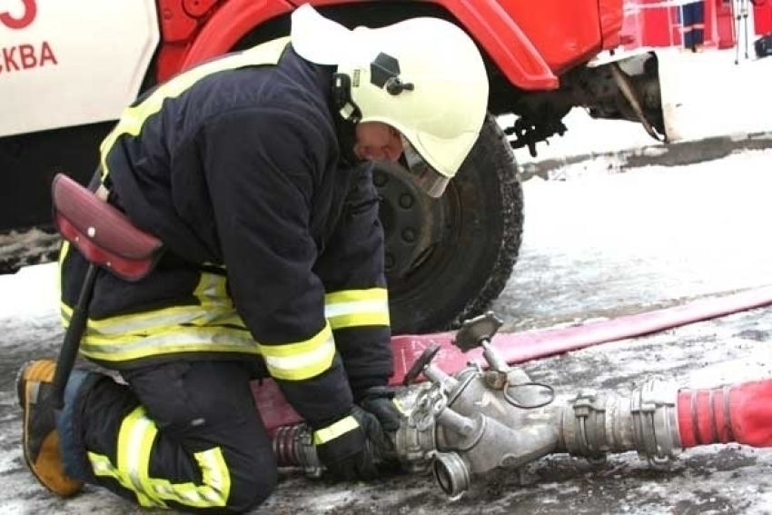 В Волжском утренний пожар уничтожил склад стройматериалов