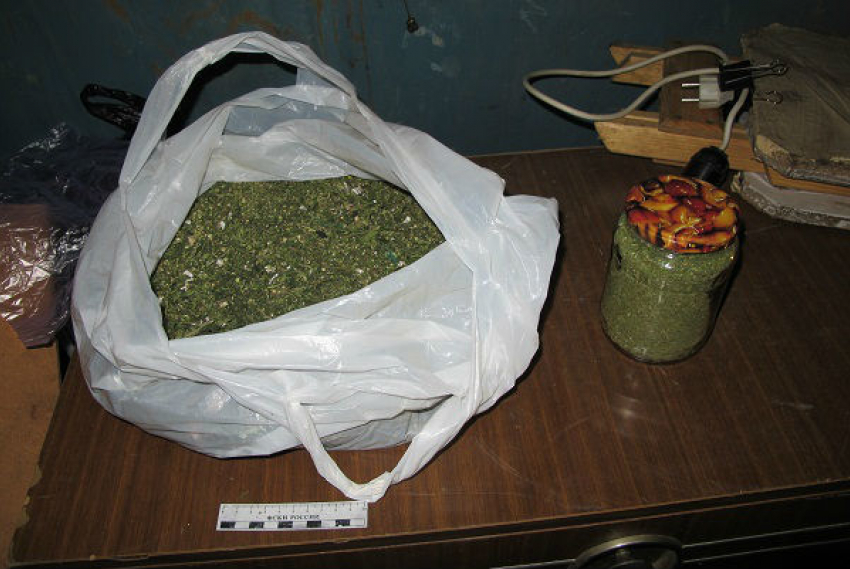 У Волгоградского бомбилы под кроватью хранилось более двух килограммов марихуаны 