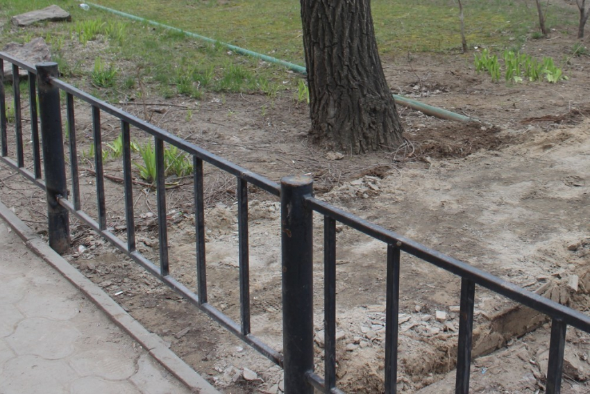 В Волжском начали демонтировать «лишние» пешеходные дорожки