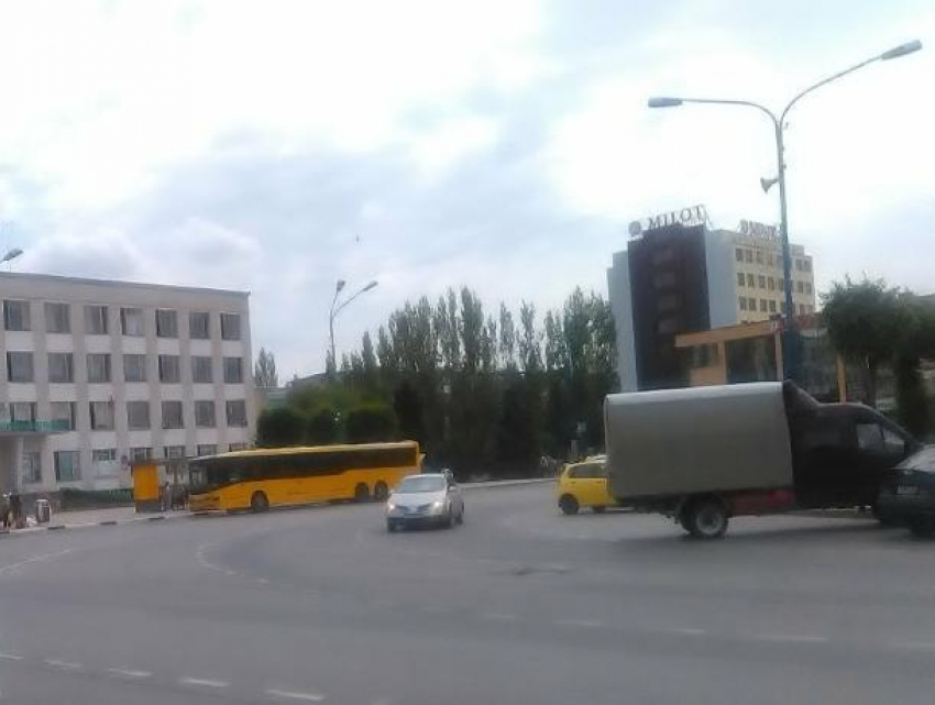 Дачный автобус №4 сломался в центре Волжского