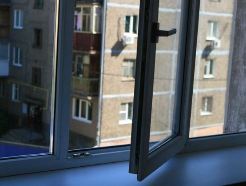 В Волгограде из 16-этажки выпала девушка
