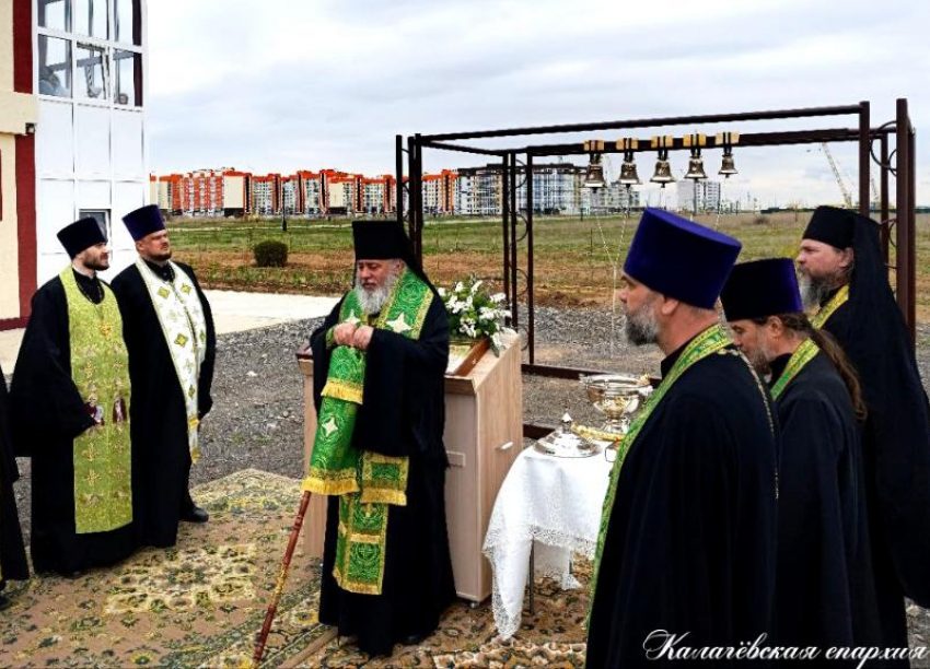 В Волжском освятили колокола в храме Великомученика Георгия Победоносца