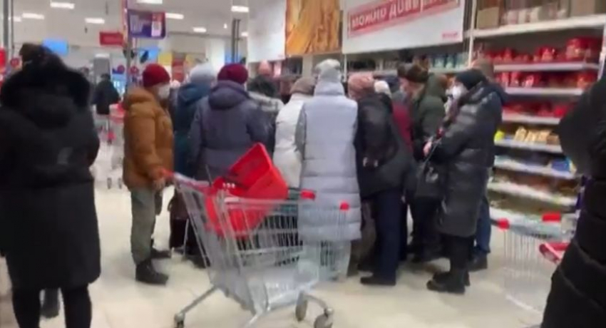 Толпа пенсионеров едва не подралась за сахар в магазине Волжского: видео