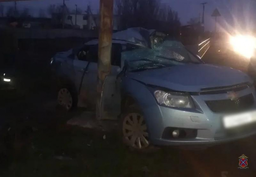 В Волжском пьяный водитель без прав врезался в стойку газовой трубы