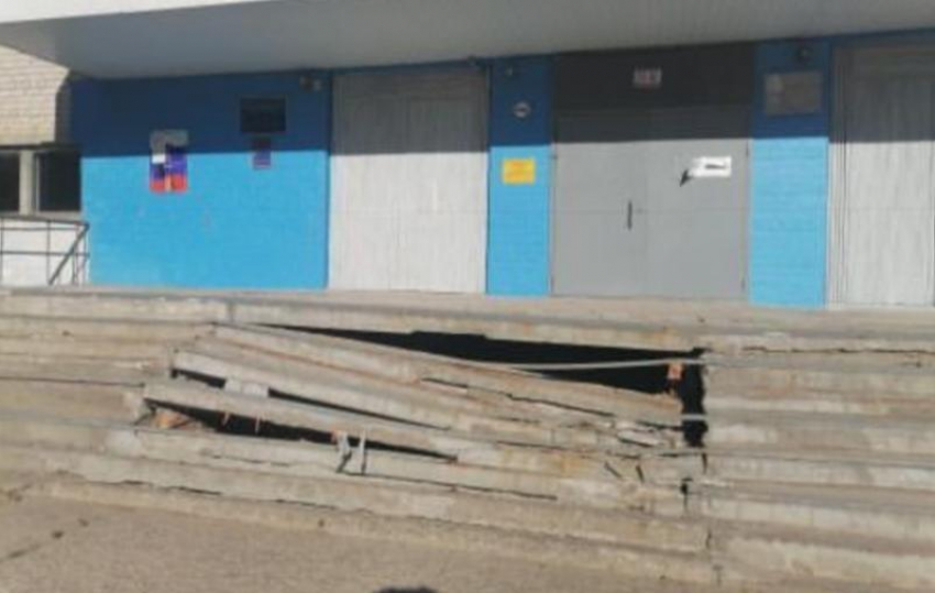 Аварийное крыльцо школы №11 в Волжском пообещали починить перед учебным годом