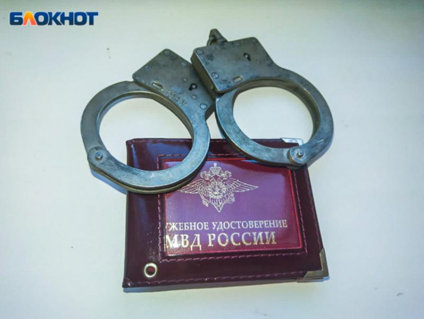 Спустя 18 лет волгоградские полицейские поймали мошенника, скрывавшегося за границей