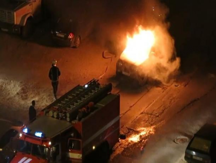 Поздно ночью в Волжском по неизвестной причине загорелся «УАЗ Patriot» 