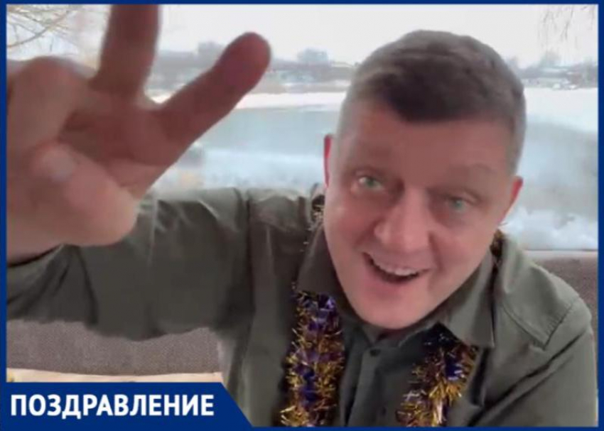 «Больше улыбок и счастья»: главред Олег Пахолков поздравил читателей с наступающим Новым годом