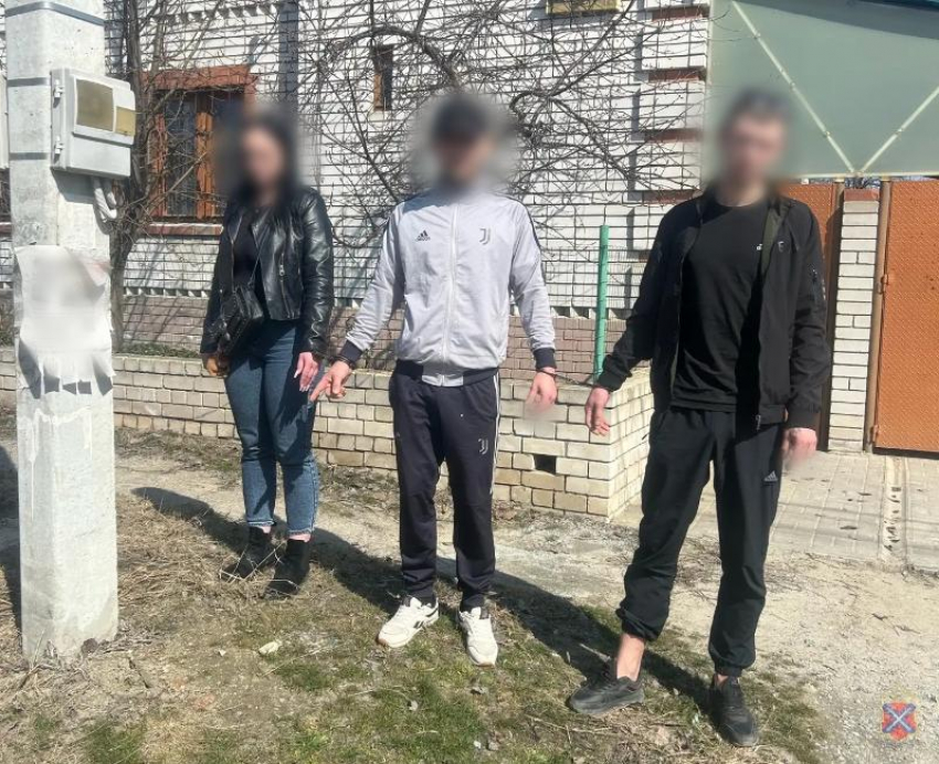 В Волжском задержали троих пассажиров такси с наркотиками