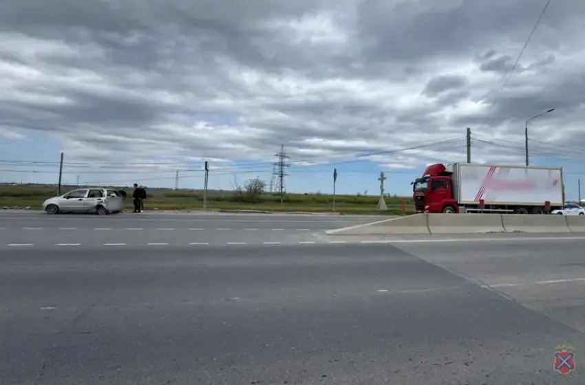 Под Волжским грузовик врезался в «Матиз» с двумя детьми внутри