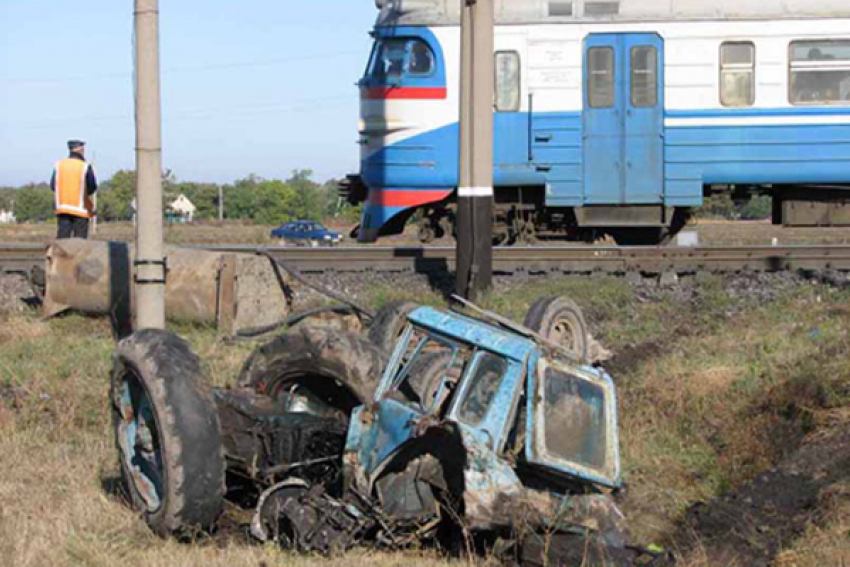 В Волгоградской области молодой тракторист пострадал в столкновении с поездом