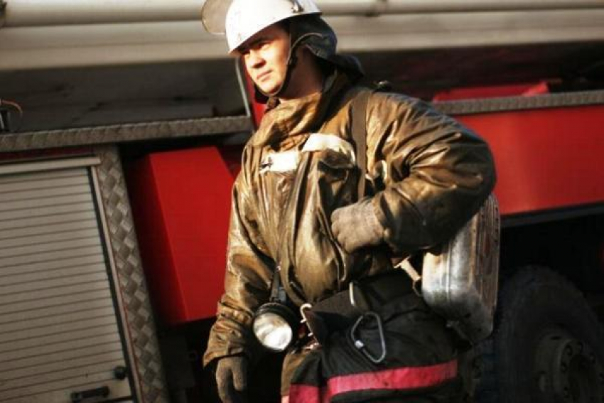 В Волжском курильщик учинил пожар в пятиэтажке по Карбышева