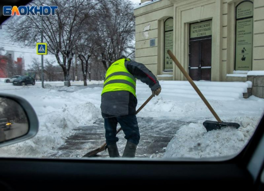 Под Волжским злостного алиментщика заставили работать