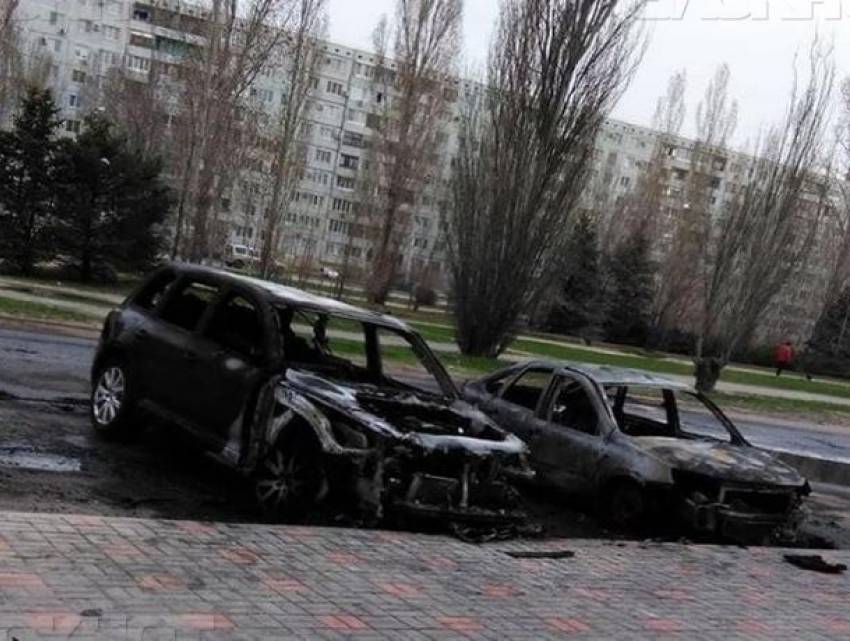 Неизвестные специально сожгли четыре автомобиля в Волжском