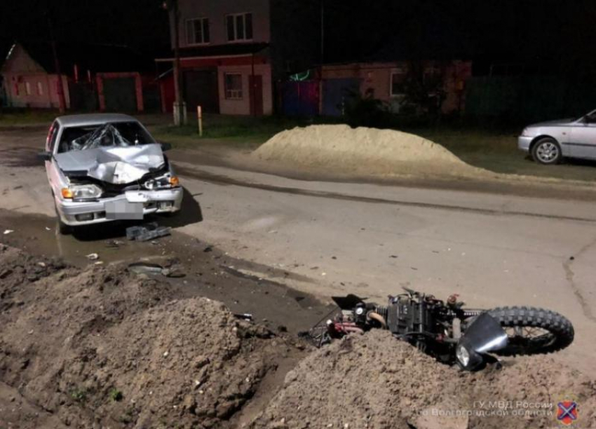 Водитель и пассажир мопеда пострадали в ДТП с легковушкой под Волжским