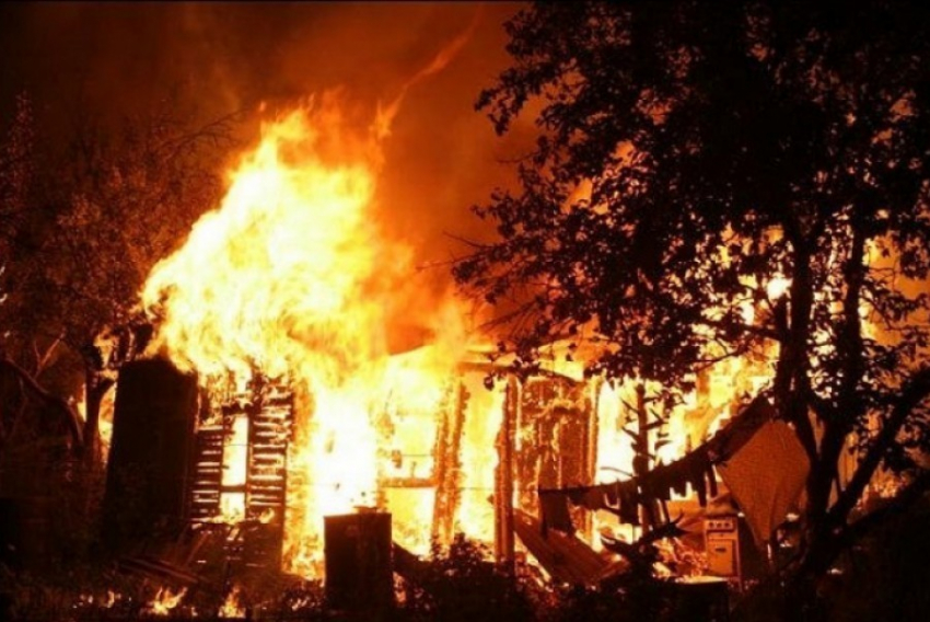 В Волжском пироманы сожгли дачный дом 