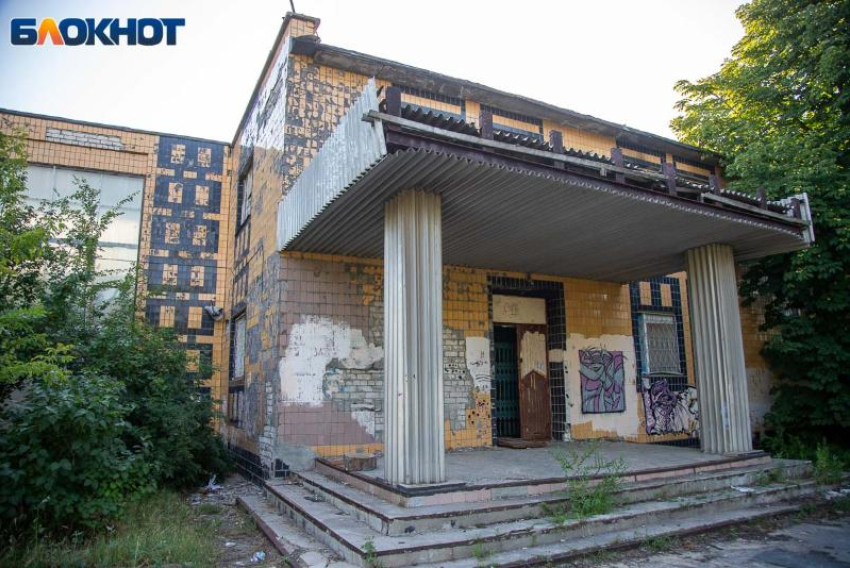 За 31 миллион продают руины спортивной «Волги»: в Волжском ищут нового хозяина легендарному разрушенному комплексу