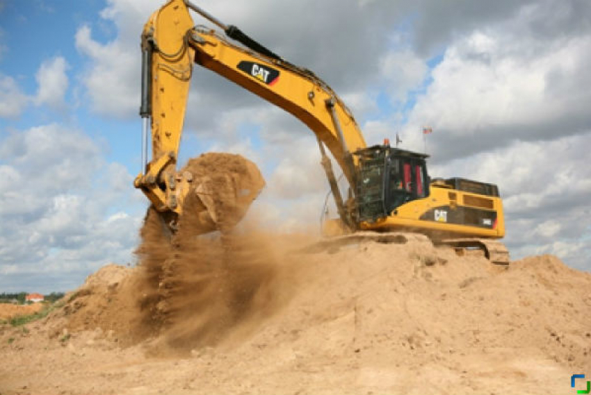 В Среднеахтубинском районе вывезли песок на 16 миллионов рублей