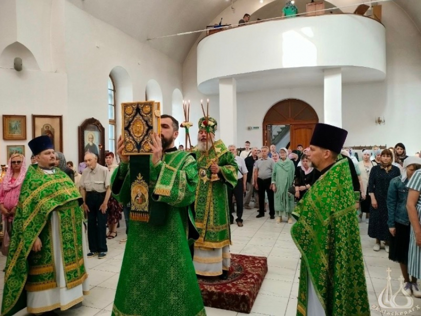 В Волжском храме Апостола и евангелиста Иоанна Богослова прошла Божественная литургия