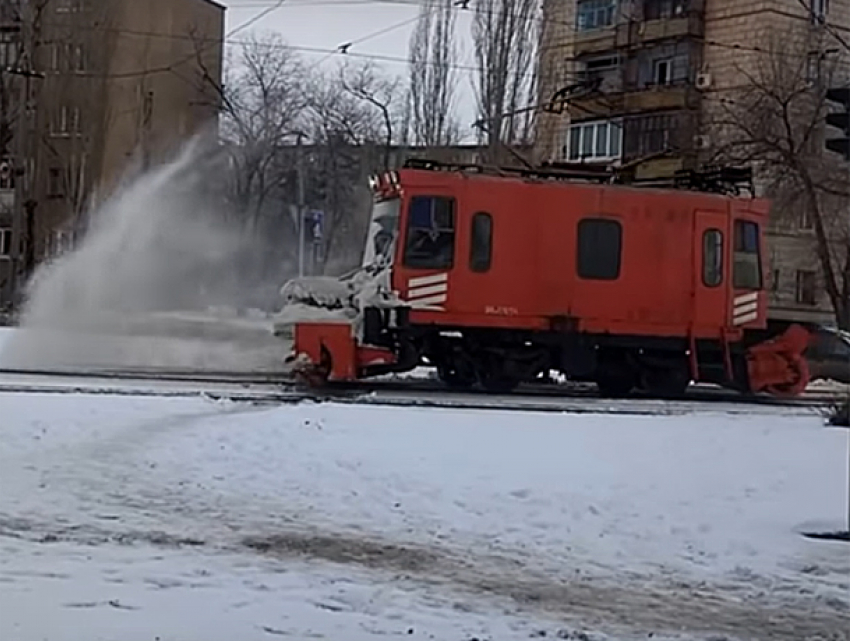 Старенький трамвайный снегоуборщик стал звездой интернета в Волжском