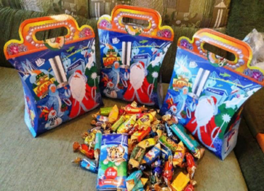 Шоколад и 13 разновидностей карамели получат школьники Волжского в сладком подарке