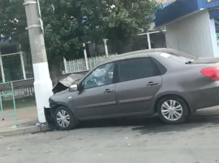 После ДТП автомобиль влетел в бетонный столб в Волжском