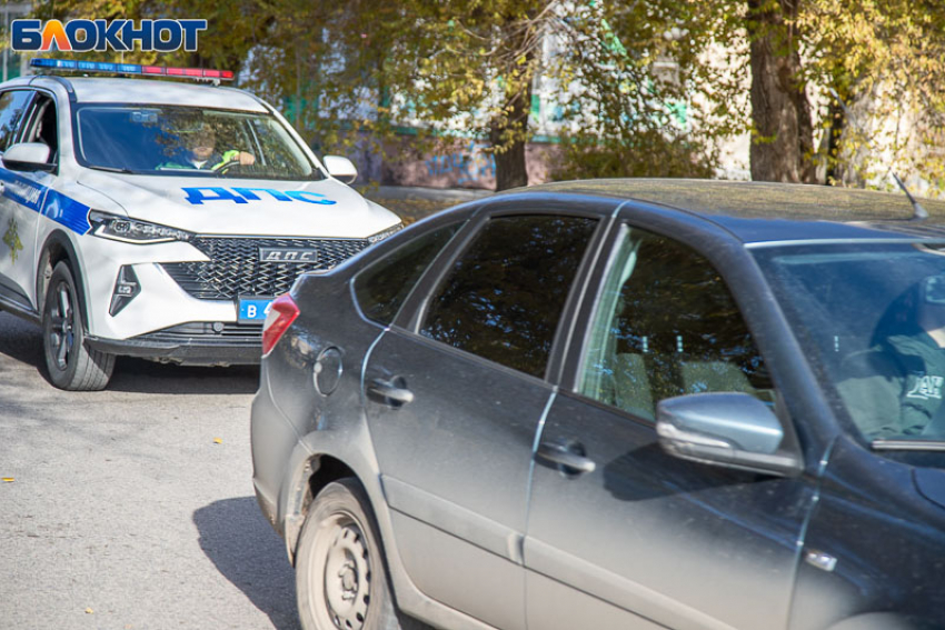 На улице Пушкина в Волжском «Ситрак» протаранил иномарку с ребенком