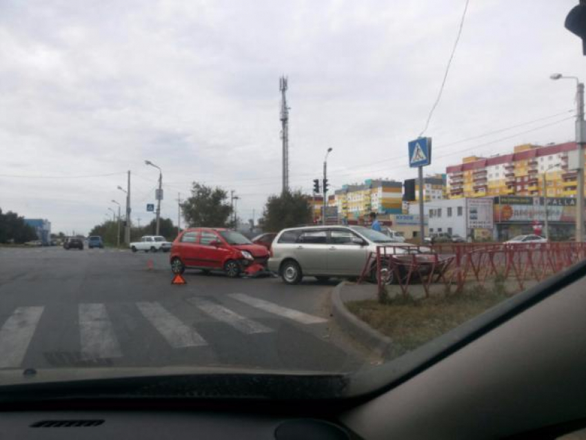 От сильного удара иномарку вынесло на пешеходный переход в Волжском