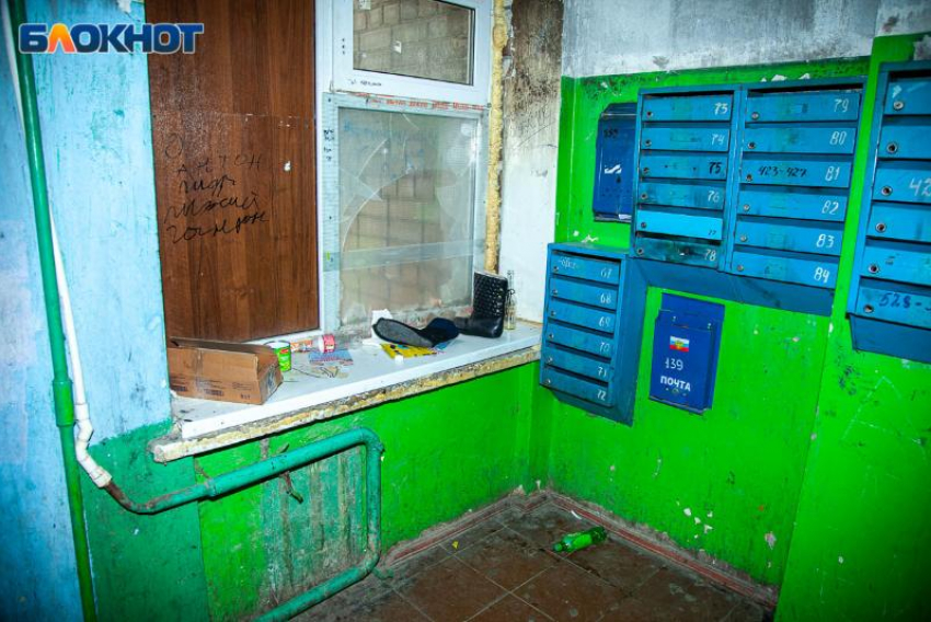 Труп пролежал в комнате: в Волжском жители дома задыхаются от вони после смерти соседа