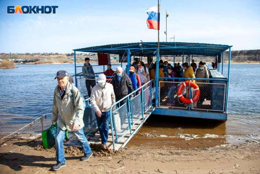 В Волжском паром приостанавливает работу из-за низкого уровня воды в Ахтубе