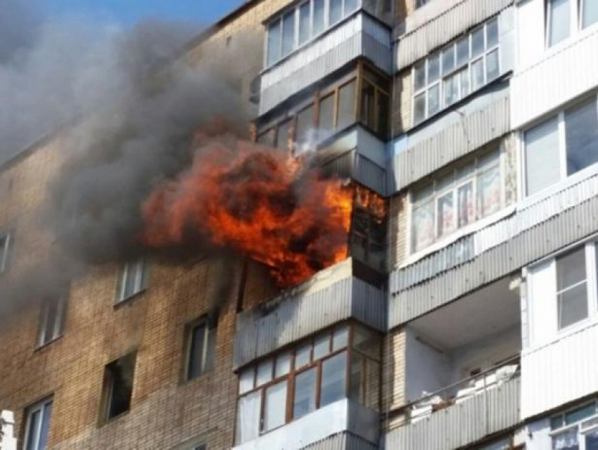 Ярким пламенем полыхала квартира в многоэтажке Волжского