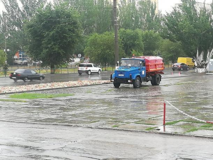 Работник №1 полил во время дождя клумбы Волжского 