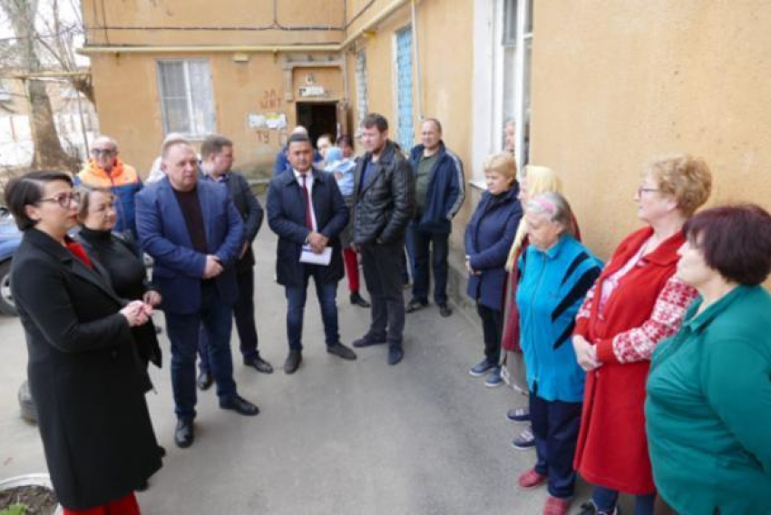 Выездная комиссия депутатов в Волжском встретилась с жильцами аварийного дома