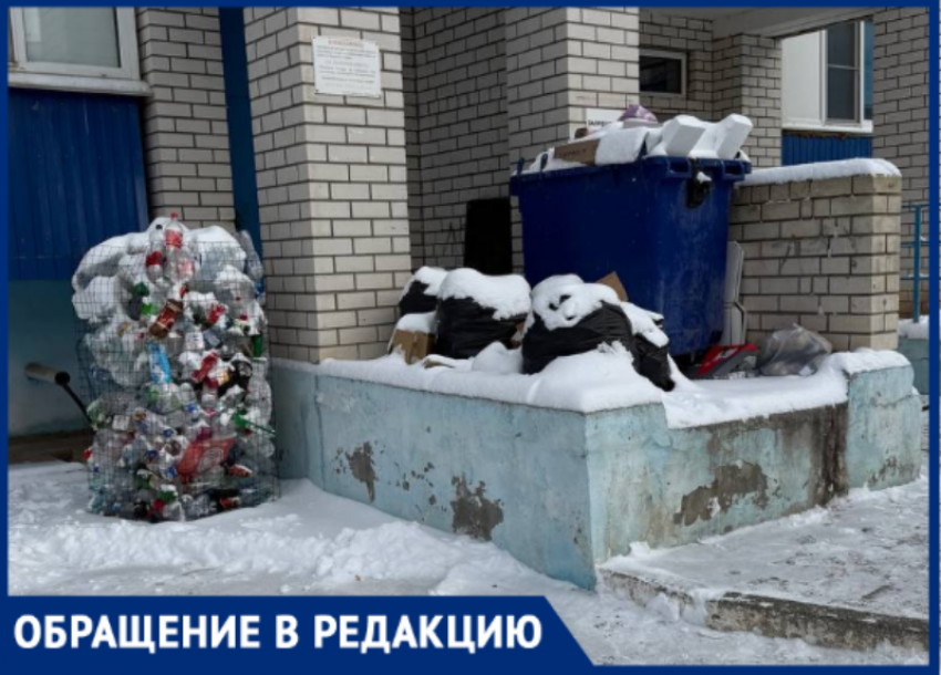 В Волжском дворник в одиночку пытается справиться с горами мусора