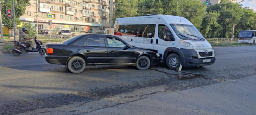 Столкновение Audi и маршрутки в Волгограде попало на видео