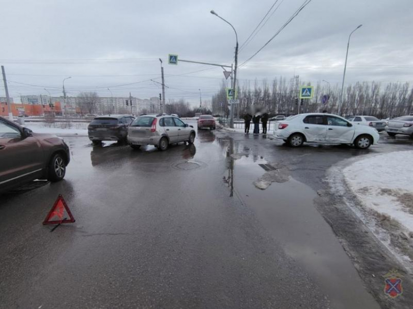 В Волжском водитель проигнорировал «главную» и отправил двух пассажиров в больницу