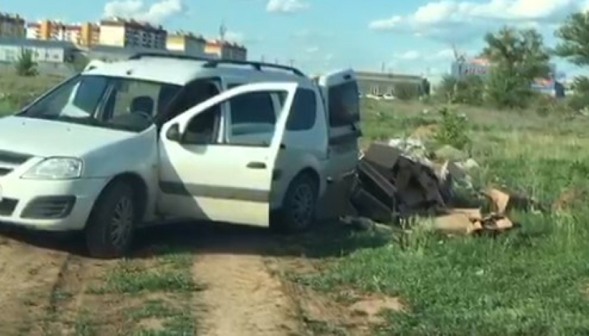 «Вот такая я свинья!»: волжанин показал на видео, как рядом с лесом водитель устроил свалку