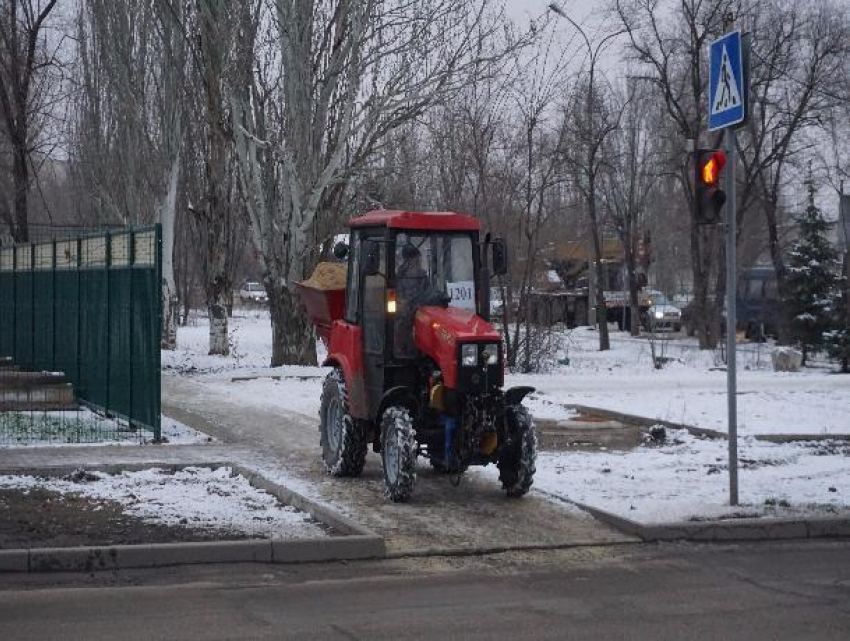 Снегоуборочная техника появилась на дорогах Волжского
