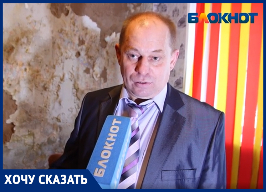 «Вода стекает по стенам, штукатурка падает на голову»: волжанин живет в разрухе из-за душа соседей