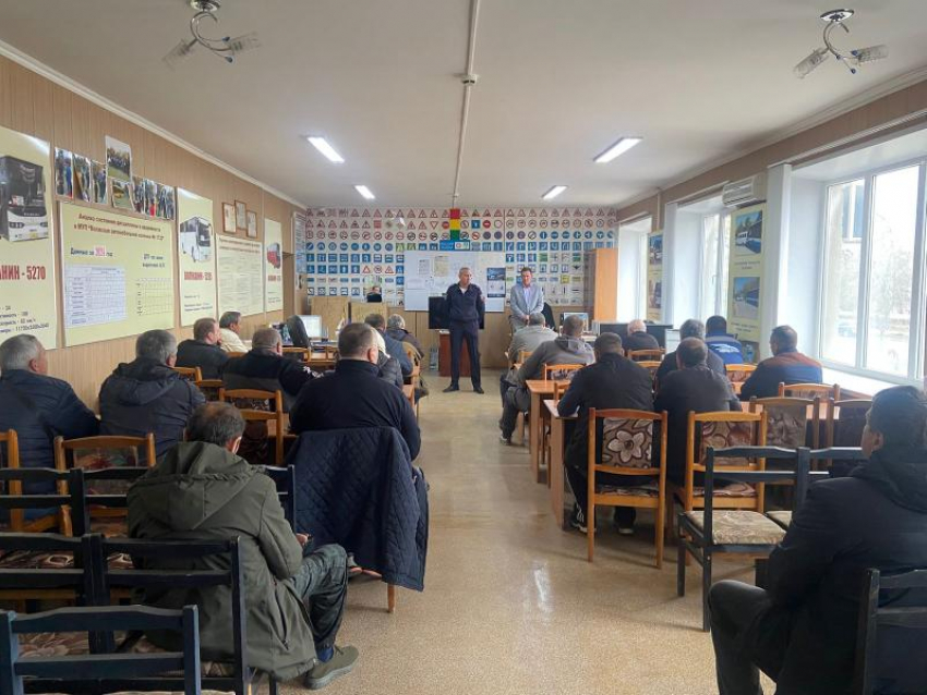 Волжским водителям автобусов напомнили о правилах дорожного движения