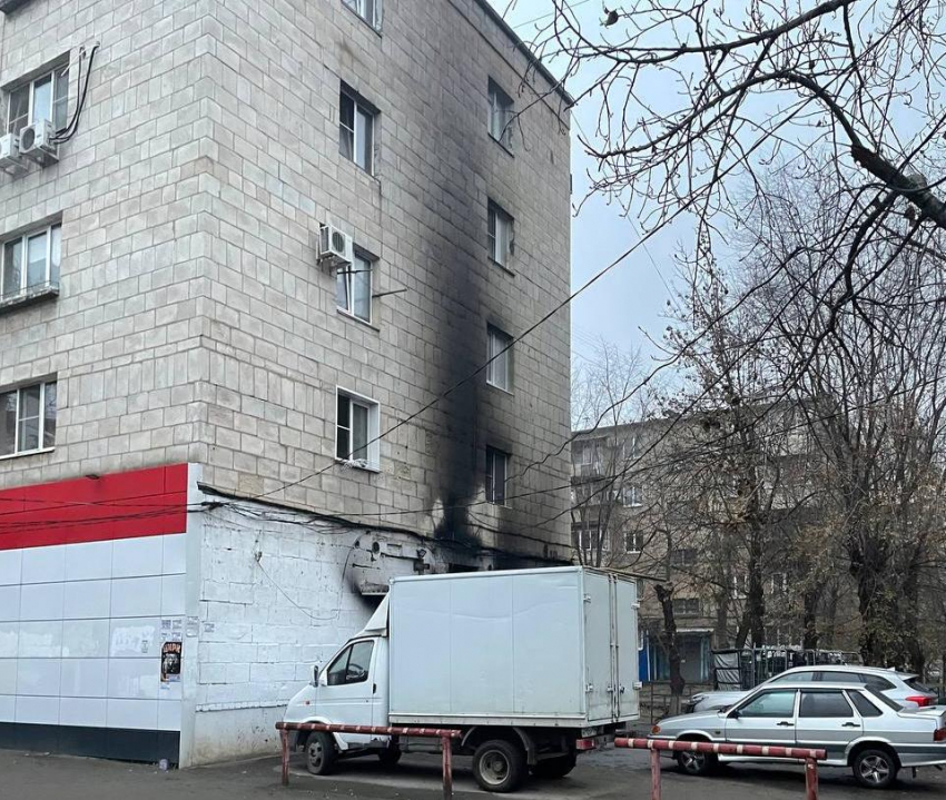 В Волжском ночной пожар на Энгельса поднял с постелей десятки жильцов