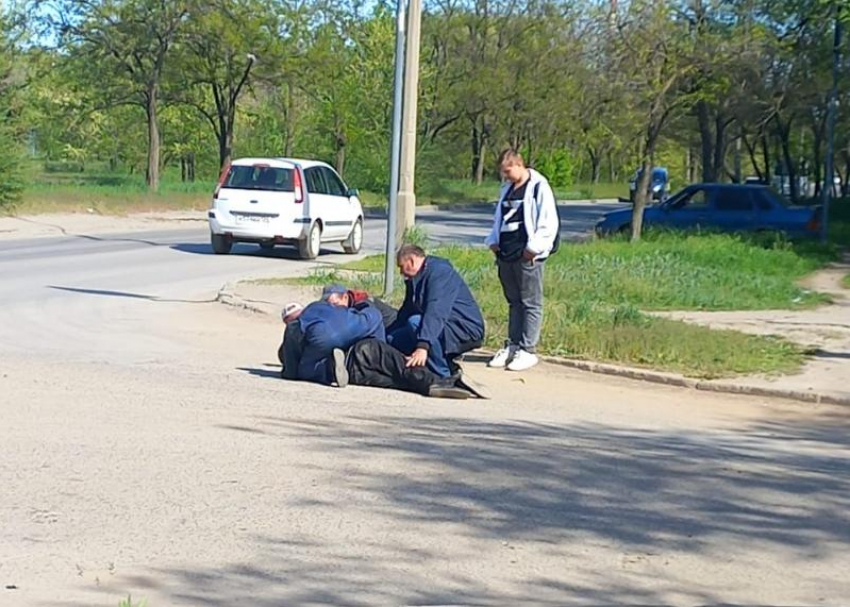 Свалился с приступом эпилепсии на дороге: в Волжском школьник и прохожие спасли мужчину