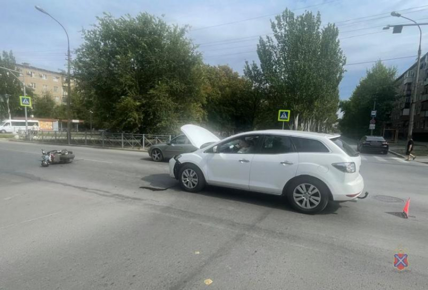 В Волжском «Мазда» столкнулась с мотороллером: водитель двухколесного транспорта госпитализирована