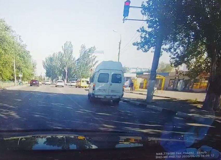 Проехал на красный: волжанин снял маршрутку-нарушителя