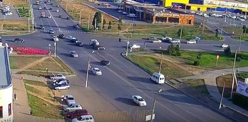 Лихач на ВАЗе «в заносе» зацепил движущийся впереди грузовик в Волжском