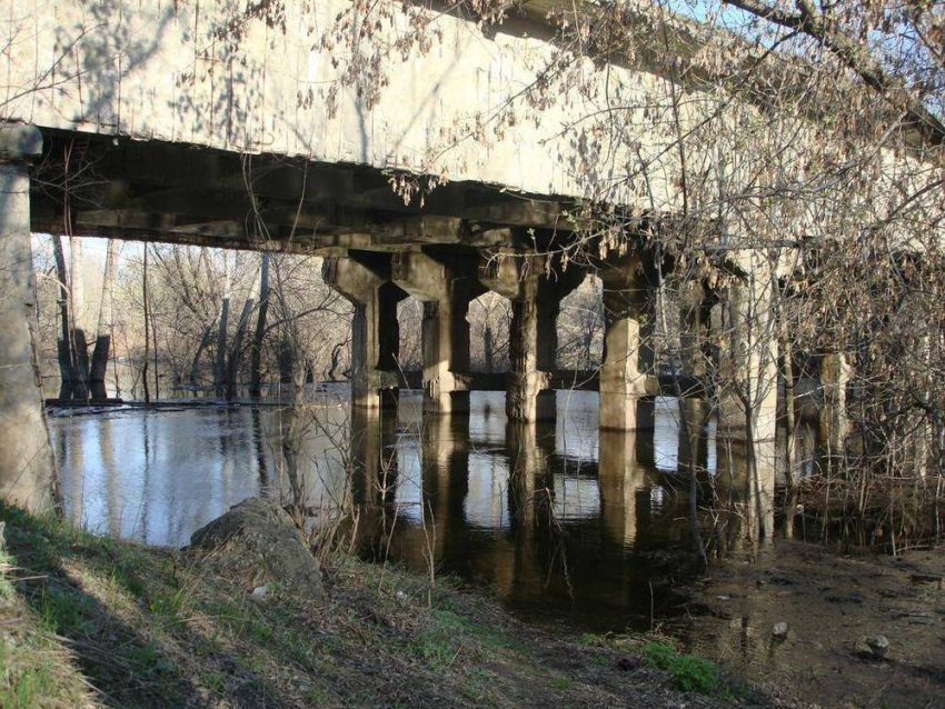 Развилка дороги на Волжский затоплена из-за размытой дамбы реки