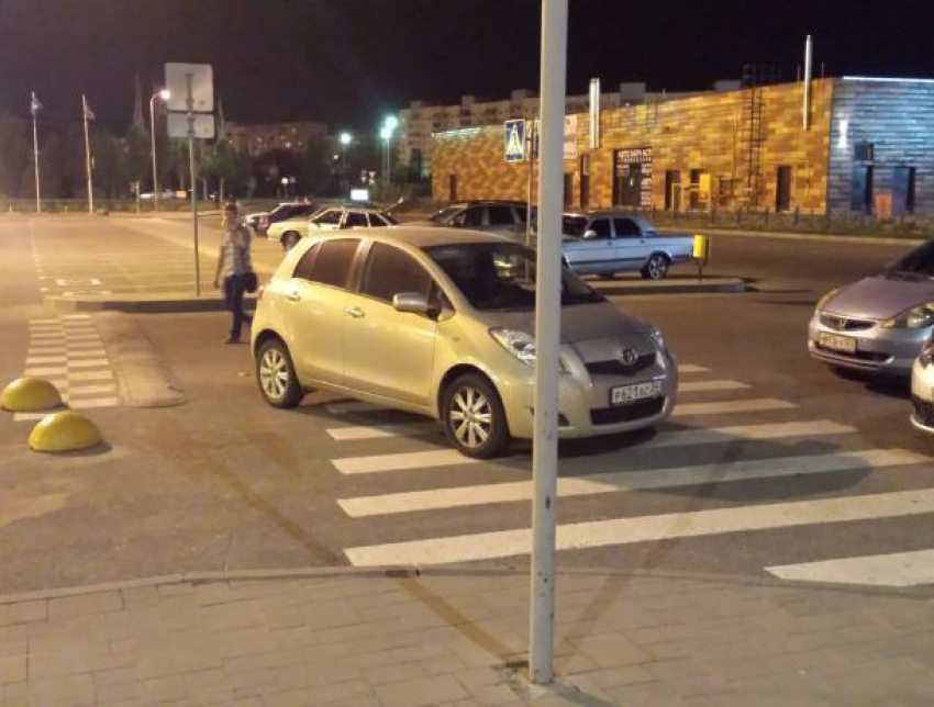 Мастер парковки оставил свою иномарку прямо на «зебре» у «Ленты» в Волжском
