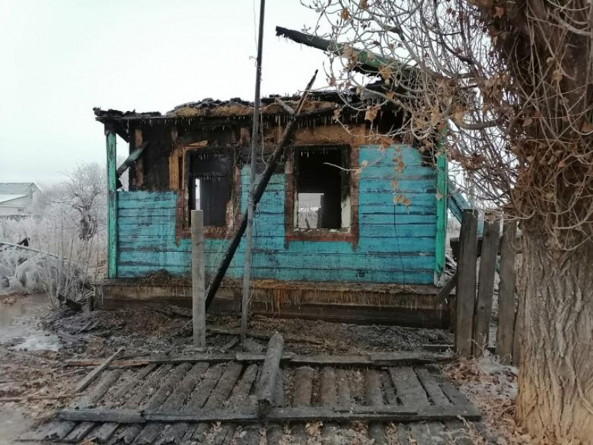 Трехлетняя малышка и ее бабушка-инвалид погибли в пожаре дома в Быково